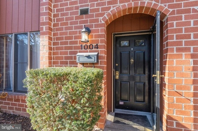 Building Photo - 1004 Worthington Dr