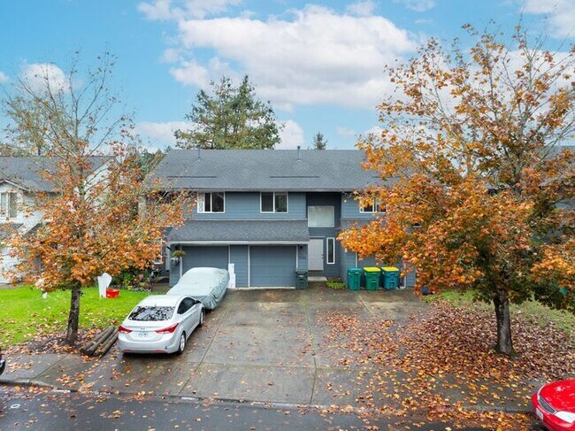 Building Photo - 3 bedroom townhouse with Garage!! Wont last! Call Now!!