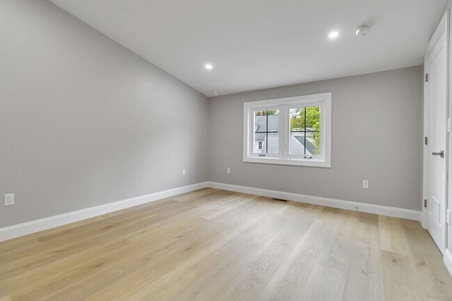 Building Photo - 192 Main St