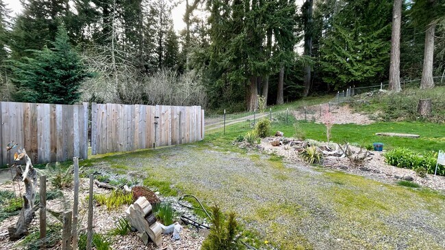 Building Photo - Country Living Home On Over Half An Acre! ...