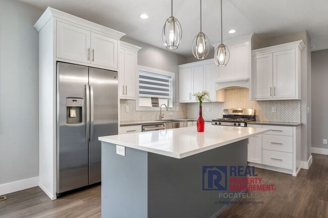 Building Photo - MOVE IN SPECIAL - Beautiful Brand New 6 be...