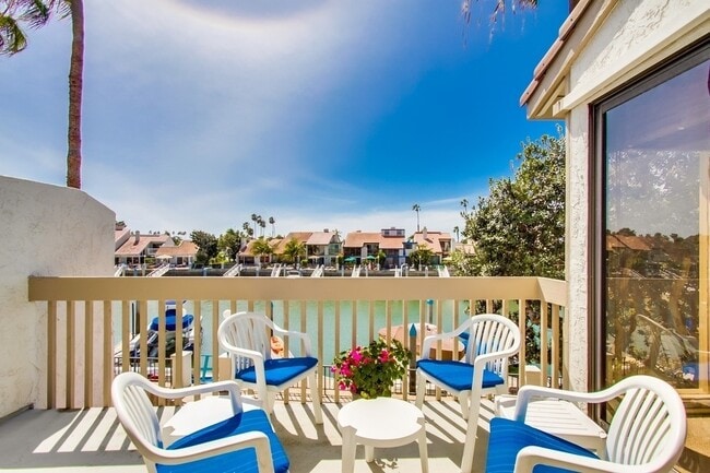 Building Photo - 3 Bedroom Condo on the Bay!