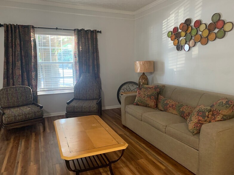 Living Room - 212 Bentley Pl