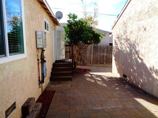 Building Photo - 2 Bedroom 1 Bath Remodeled House for Rent ...
