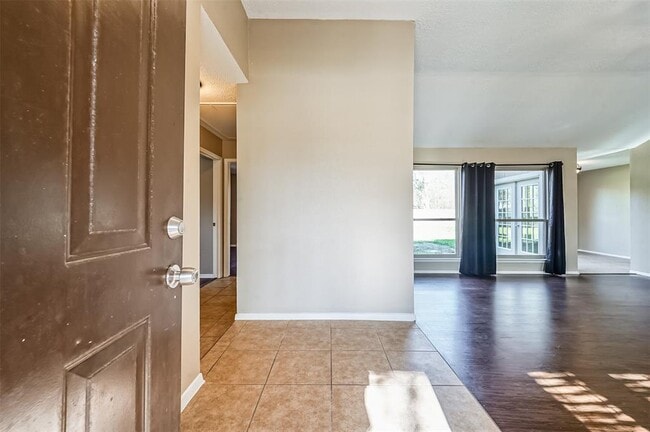 Building Photo - 1309 Oak Hollow Dr