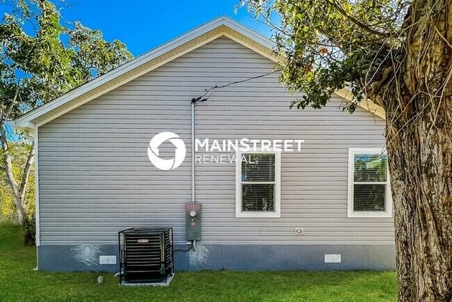 Building Photo - 3 Bedroom Pet-Friendly Home in St Petersbu...