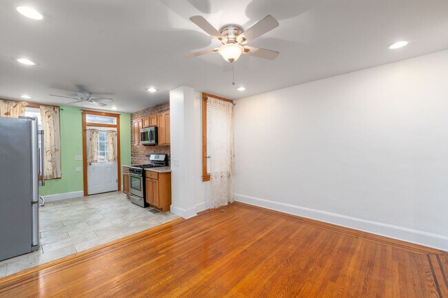 Building Photo - 3-Bedroom, 2-Bathroom in Brewers Hill