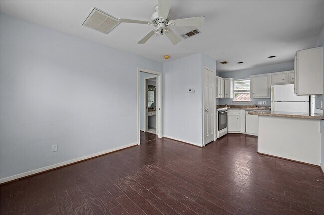 Building Photo - 2142 Sul Ross St