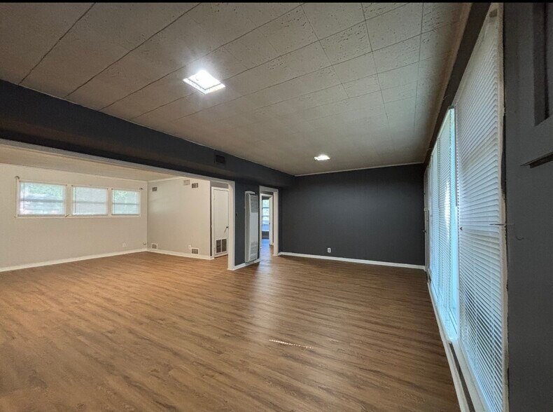 Building Photo - 1408 University Ave