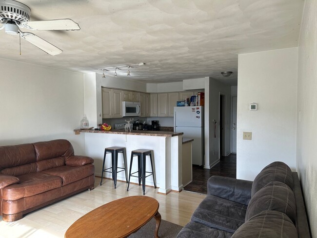 Building Photo - Spacious 4bd/2ba Apartment at Hunters Ridge Condominium