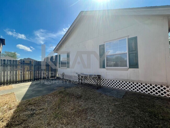 Building Photo - 113 Country Ln