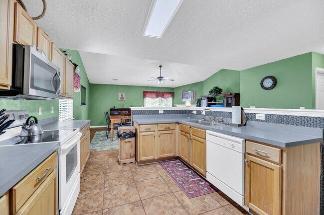 Building Photo - Stylish Living with Spacious Backyard!