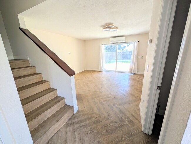 Building Photo - AWESOME 2 BED/1.5 BATH WITH LARGE YARD+WRA...
