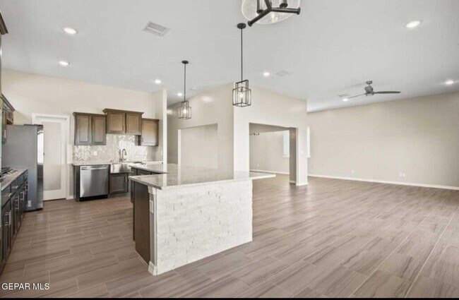 Building Photo - 544 La Entrada Cir