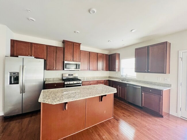 Building Photo - 1303 Samuel Dr