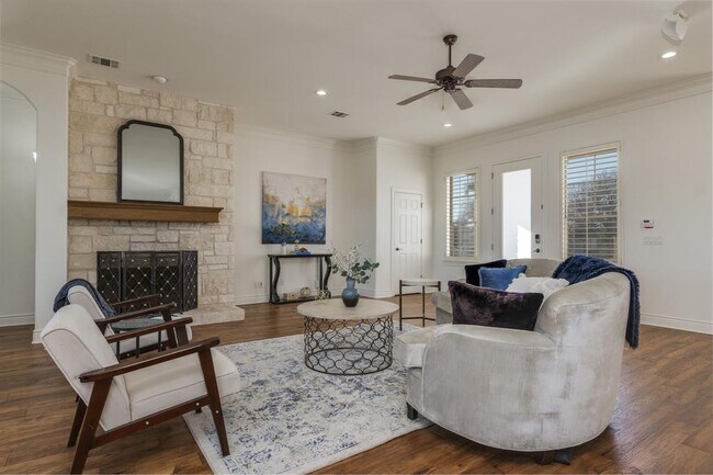 Building Photo - 132 Lakeway Dr