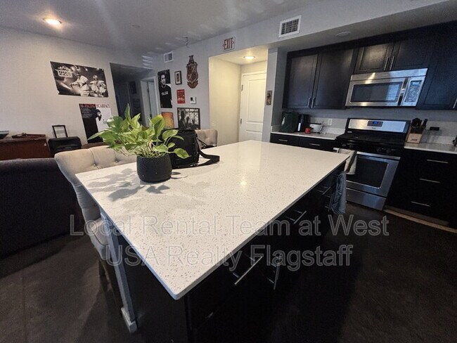 Building Photo - 522 S Fountaine St