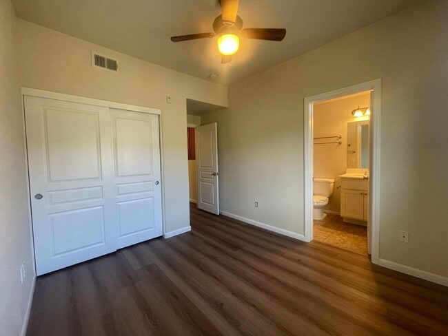 Building Photo - Tri-level 3 bedroom 3.5 bathroom townhouse...