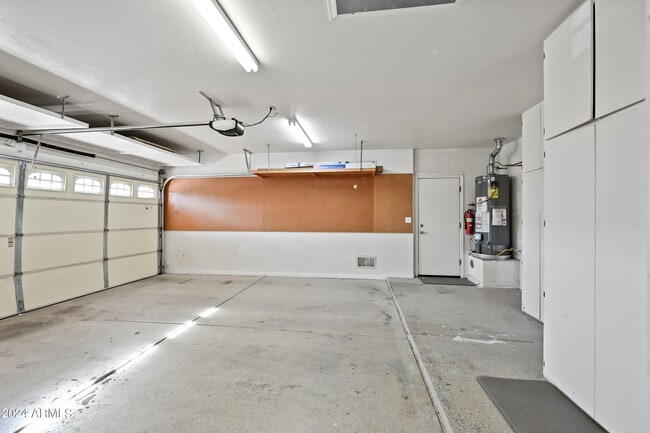 Building Photo - 6520 W Robin Ln