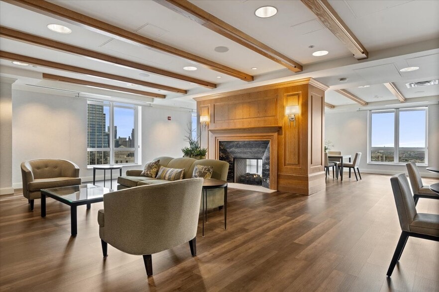Building Photo - 10 E Delaware Pl