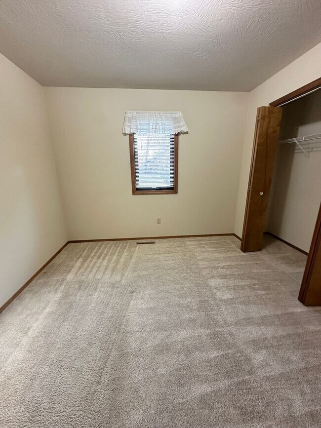 Building Photo - Charming 3 Bedroom Brick Home with Fenced Backyard