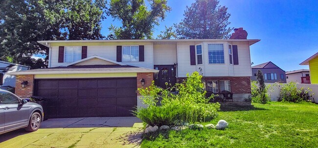 Building Photo - Really Nice 4 bedroom 3 Bath Home on Spacious Lot!