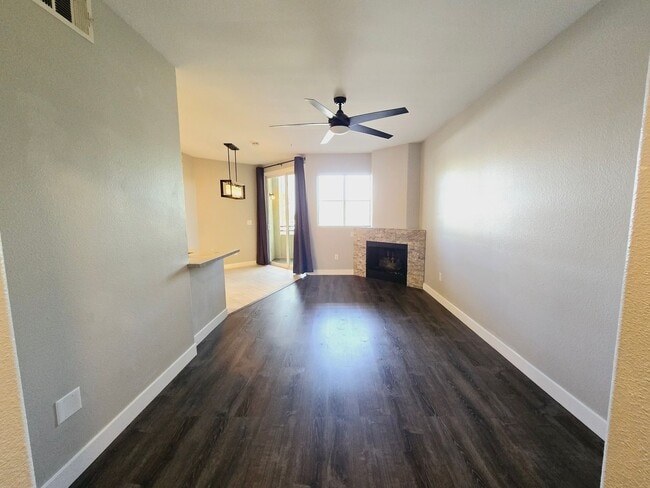 Building Photo - GUARD GATED CONDO W/ GARAGE