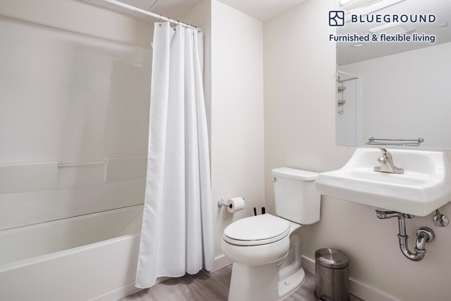 Building Photo - 1698 University Ave