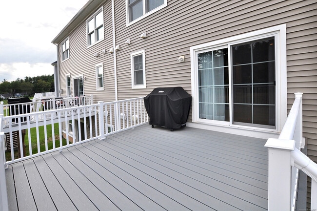 Building Photo - 5 Oakwood Cir