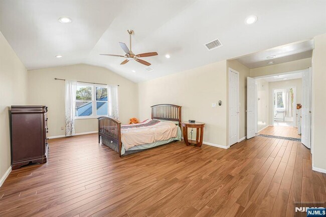 Building Photo - 405 Burnet Pl