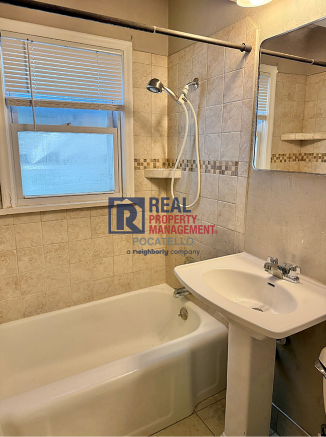 Building Photo - 2 bedroom 2 bath home - dettached garage n...