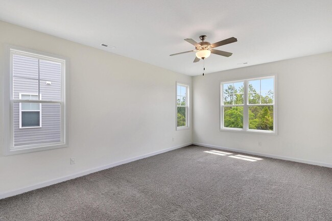 Building Photo - Wonderful 3 Bedroom 2.5 bath townhome is close to beaches, bases and shopping!