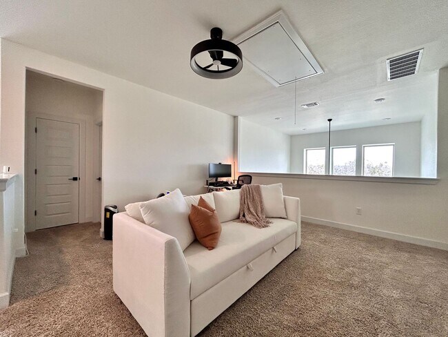 Building Photo - Spacious & Beautiful 3/BR 2/BA Two-Level Home with Garage & Fenced Yard