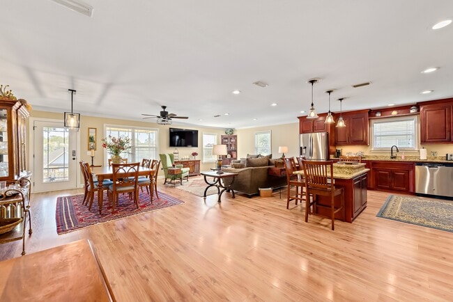 Building Photo - 304 Squirrel Hollow