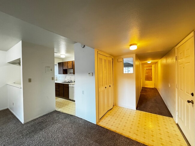 Building Photo - 1318 Holland Park Blvd