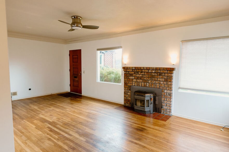Living room - Hardwood throughout - 3200 SE 78TH AVE