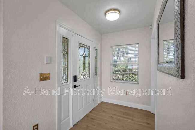 Building Photo - 606 N Shore Dr