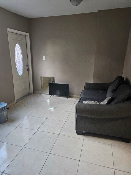 Building Photo - 826 NW 75th St