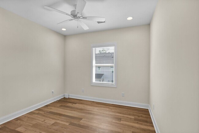 Building Photo - 3260 Academy Dr