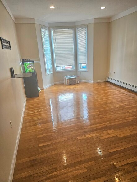 Primary Photo - 774 E 5th St