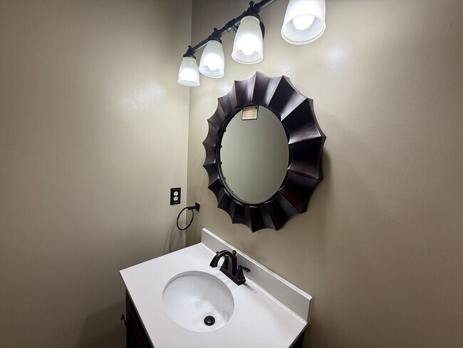 Building Photo - Right On The Green- 3 Bedroom Updated Home on Battle Creek