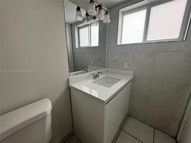 Building Photo - 1060 Crystal Lake Dr