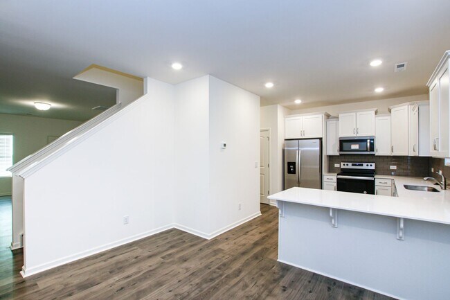 Building Photo - BEAUTIFUL 3BD/2.5BTH Townhome - Belmont - JULY MOVE IN