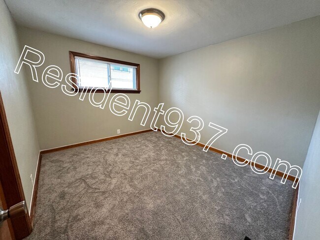Building Photo - 3 Bed 1 Bath Home
