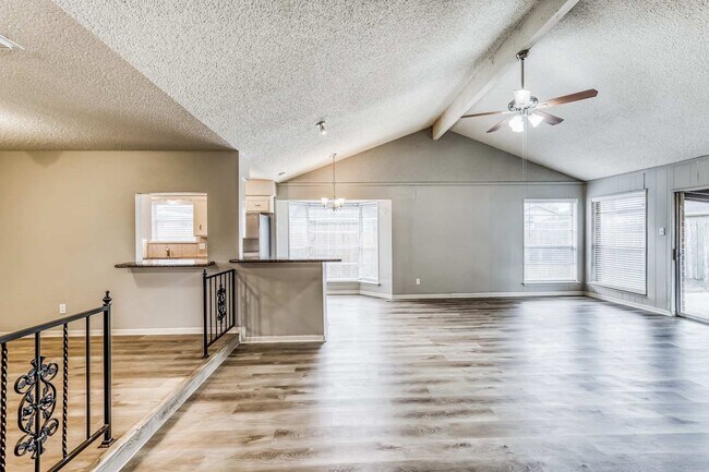 Building Photo - 2306 Cambridge Ct N