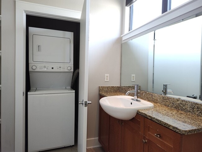 Building Photo - Modern townhome located in the M Complex c...