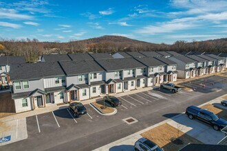 Building Photo - 2 bedroom 2.5 bath home located in Fayetteville, AR