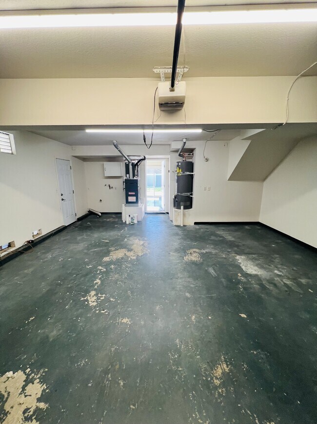 Building Photo - 25183 Parkcrest Dr