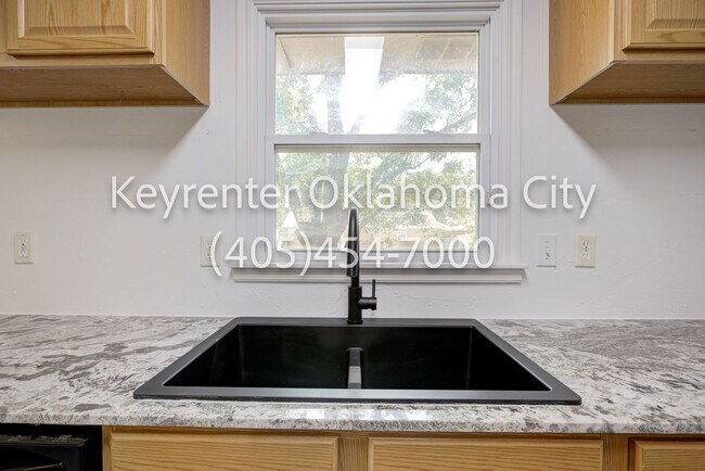 Building Photo - 1520 Rowena Ln