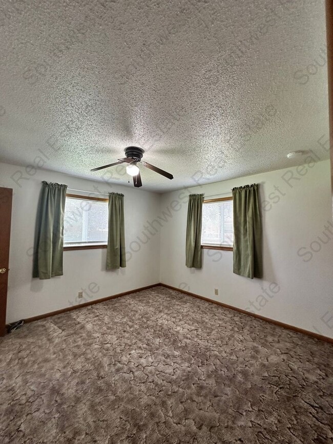 Building Photo - Spacious 3-bedroom 2-bathroom home